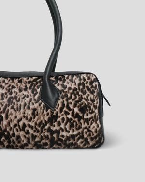 Side view of Cila handmade leather bag in Safari Spot pattern – structured silhouette and zipper closure